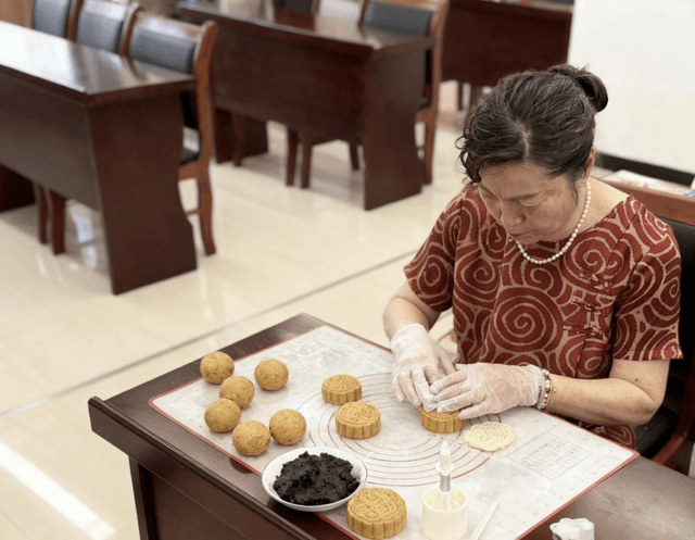 中秋双趣：杯间绘团圆，饼里藏心意